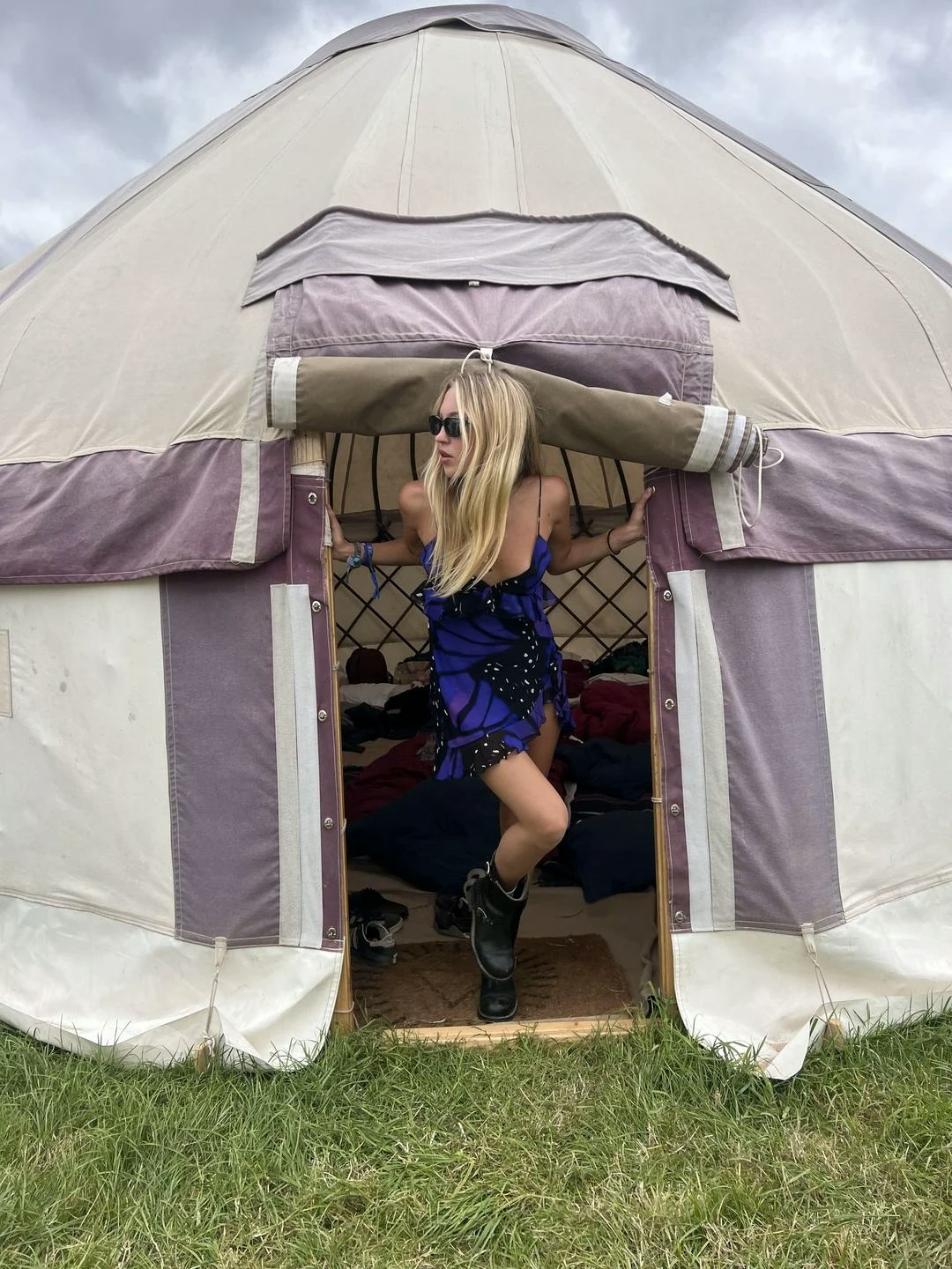 Lila Moss Channels Mother Kate Moss In Grungy Glastonbury Look